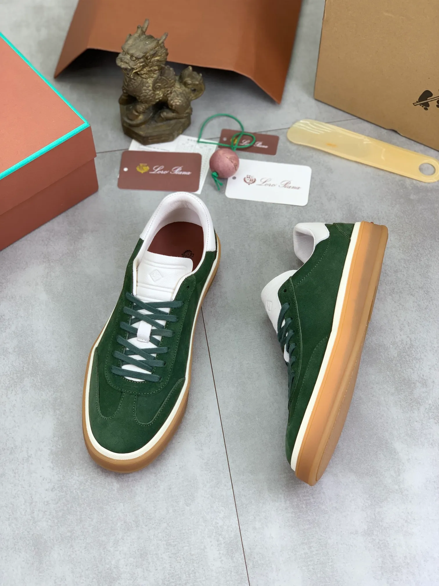Men's Men's Shoes 💰P540 New 💰High Quality Loro Piana 💯Top Authentic Grade💯Buy the original 1:1 copy💯 Founded the existing Loro Piana company on April 24, 1924. It is now the sixth generation of family business, providing top quality products to customers who are discerning in taste and quality. Imported original fabrics, made of plain calfskin lining. Hand-sewn threads with cowhide feet. Original packaging. Size: 38-45. 7⃣️ colors available.